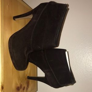 Anne Michelle brown heals never worn